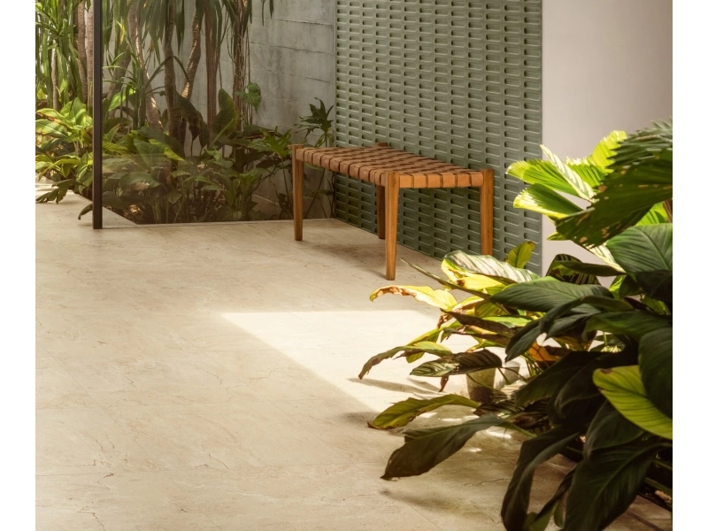 Gres Marazzi Allmarble efekt marmur w minimalistycznym salonie
