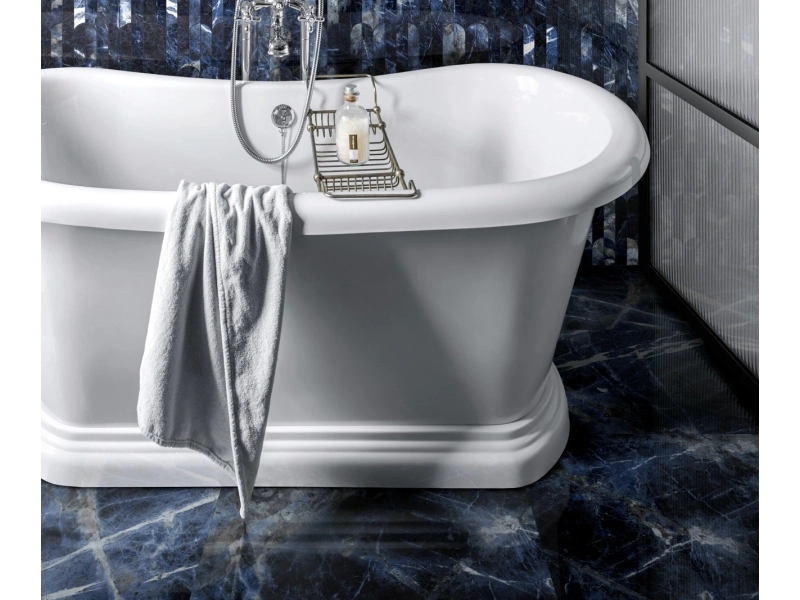 Płytki Marazzi Allmarble efekt marmur w salonie z naturalnym oświetleniem