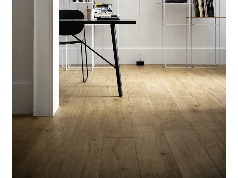 Marazzi Treverkever gres o efekcie drewna na podłodze w nowoczesnym domu
