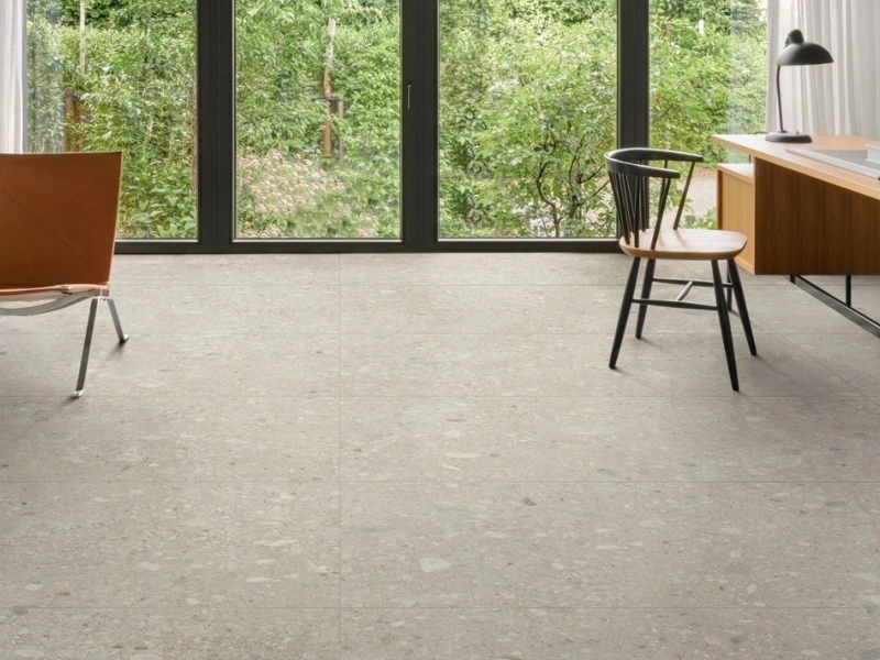 Gres Marazzi Mystone Ceppo DI Gre efekt terrazzo w nowoczesnym salonie