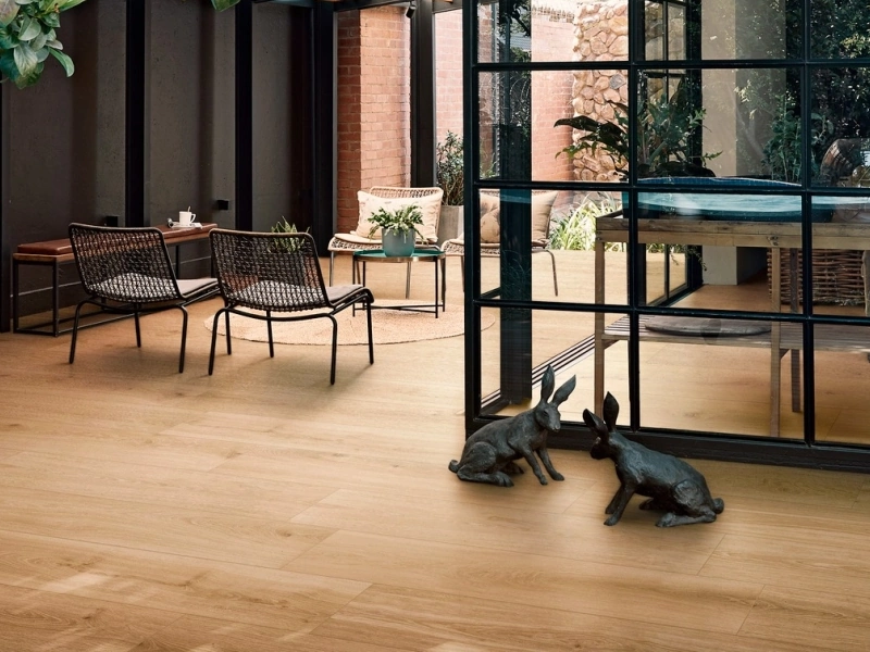 Marazzi Oltre – gres imitujący drewno w nowoczesnym domu jednorodzinnym