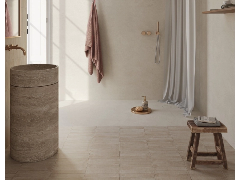 Płytki gresowe Marazzi Grande Concrete Look efekt beton w nowoczesnym salonie z drewnianymi akcentami