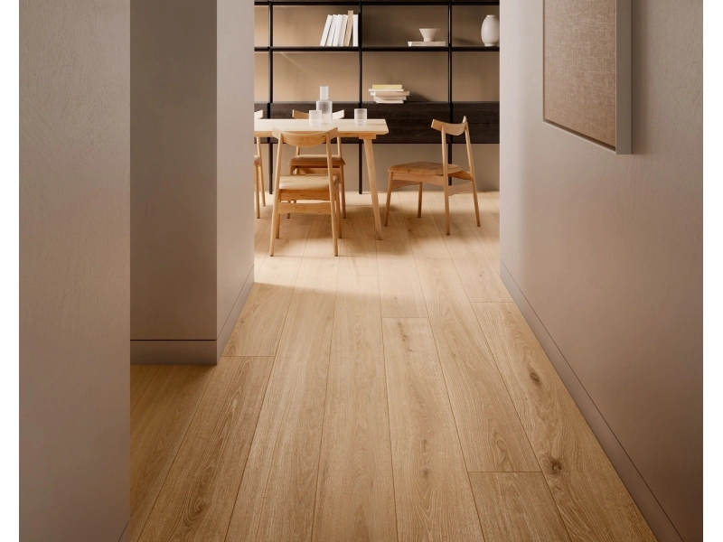 Marazzi Oltre – gres imitujący drewno w jasnym salonie w stylu skandynawskim