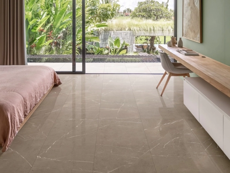 Wielkoformatowy gres Marazzi Allmarble efekt marmur w eleganckiej strefie dziennej