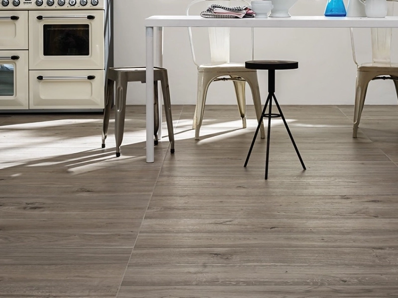Płytki gresowe Marazzi Treverkever efekt drewno w nowoczesnym salonie z drewnianymi akcentami