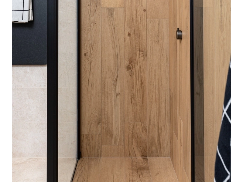 Gres porcelanowy Marazzi Alba drewno i kamień w minimalistycznym wnętrzu