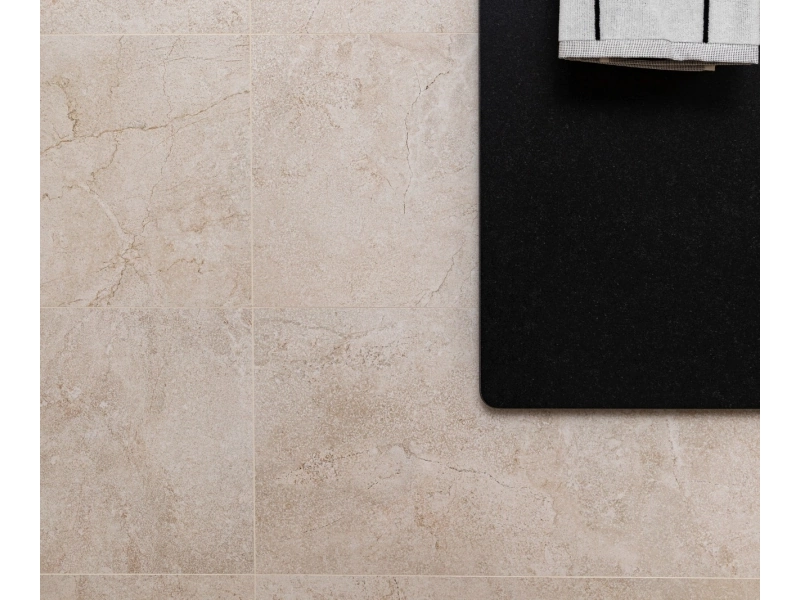 Płytki Marazzi Alba imitujące drewno i kamień w eleganckim holu i salonie