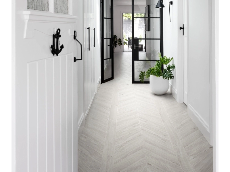 Płytki Marazzi Oltre imitujące drewno w eleganckim holu i salonie