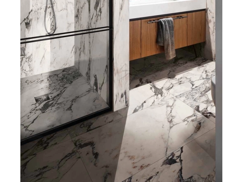 Wielkoformatowy gres Marazzi Allmarble efekt marmur w salonie z widokiem na ogród