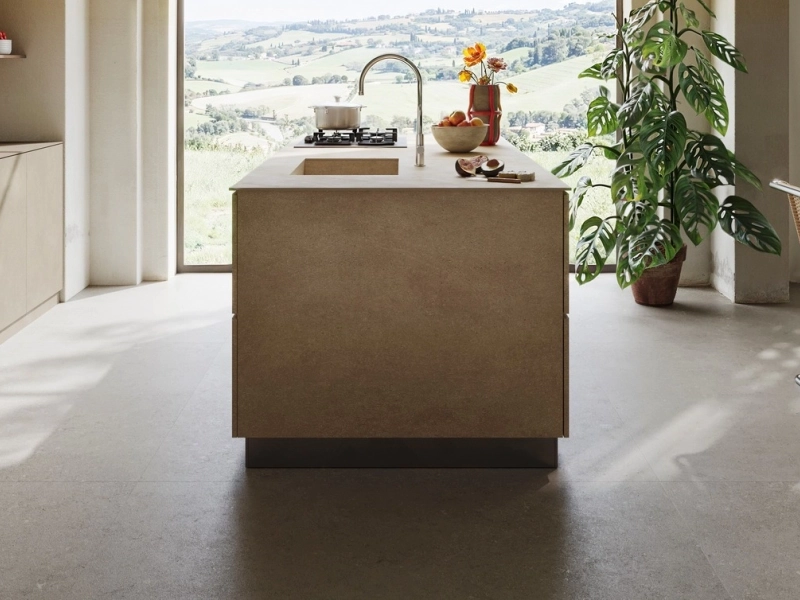 Marazzi Grande Concrete Look gres o efekcie betonu w nowoczesnym apartamencie