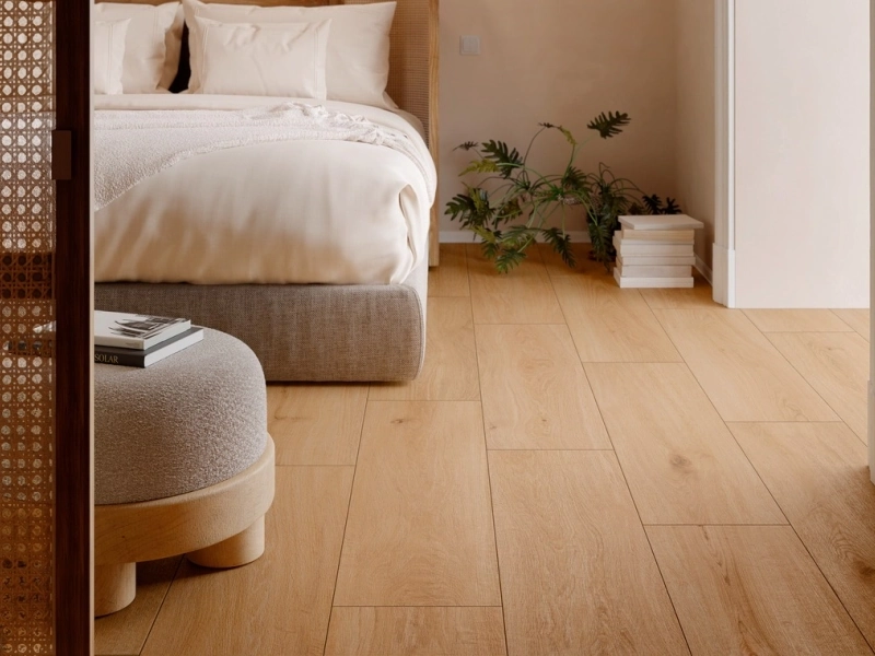 Gres porcelanowy Marazzi Oltre drewno w luksusowym salonie