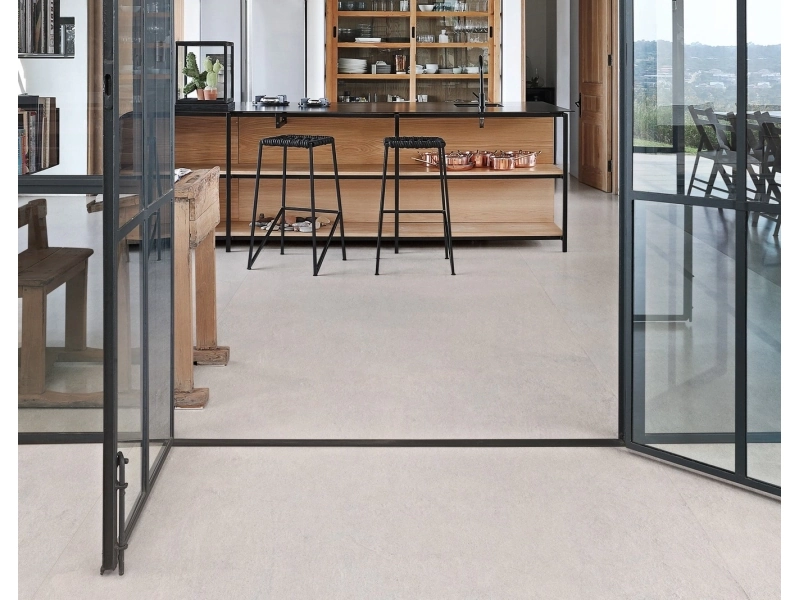 Marazzi Grande Concrete Look gres o efekcie betonu w eleganckim wnętrzu z kominkiem