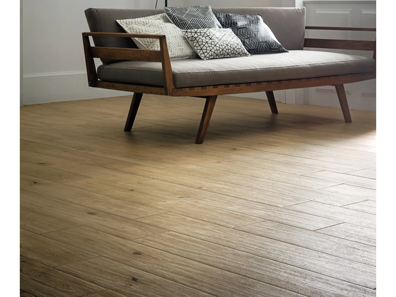 Marazzi Treverkever – gres imitujący drewno w jasnym salonie w stylu skandynawskim