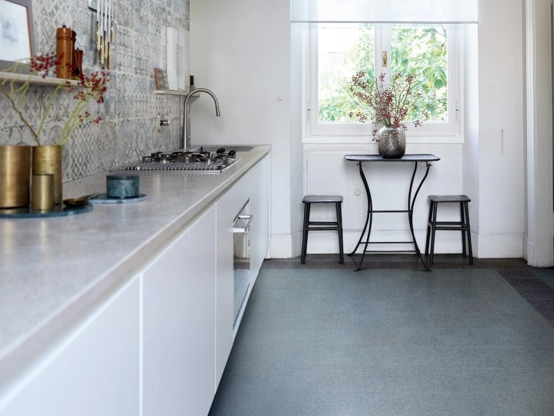 Płytki Marazzi Alchimia efekt beton w nowoczesnej aranżacji salonu