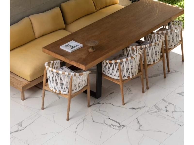 Gres porcelanowy Marazzi Allmarble marmur w luksusowym salonie