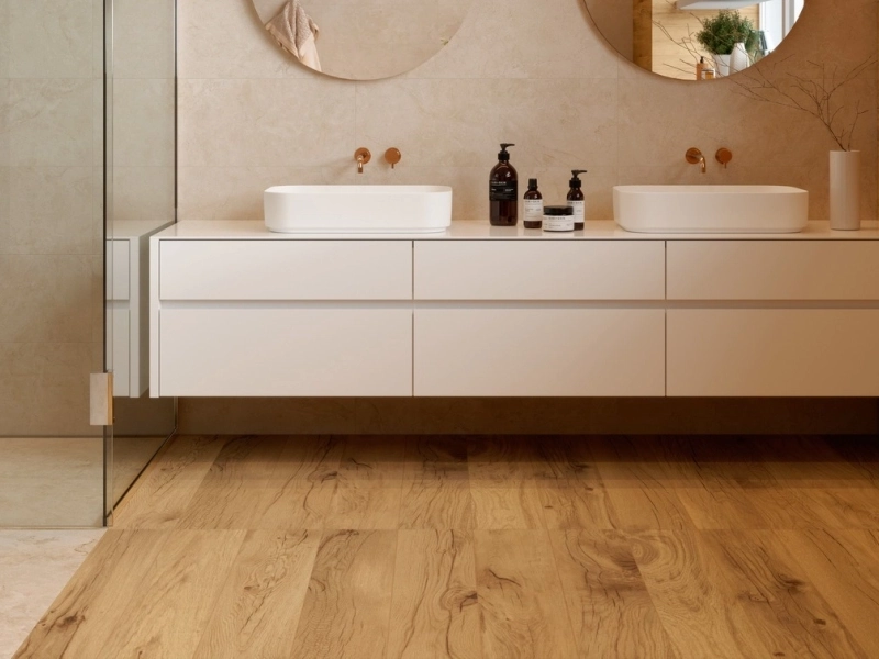 Wielkoformatowy gres Marazzi Alba efekt drewno i kamień w eleganckiej strefie dziennej